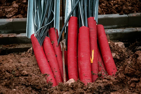 Plastové potrubí obsahující elektrické kabely — Stock fotografie