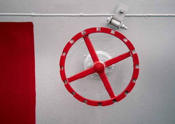 Stare koło czerwonej ręki na ścianie zbiornika — Zdjęcie stockowe