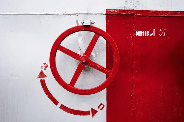 Old red hand wheel on the wall of tank — Stock Photo, Image