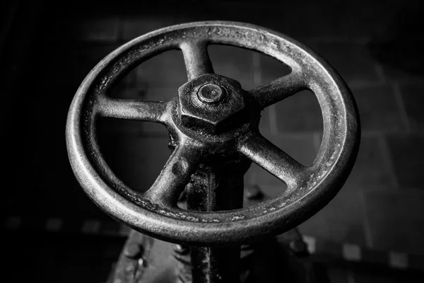 Old handwheel of valve. Black and white — Stock Photo, Image