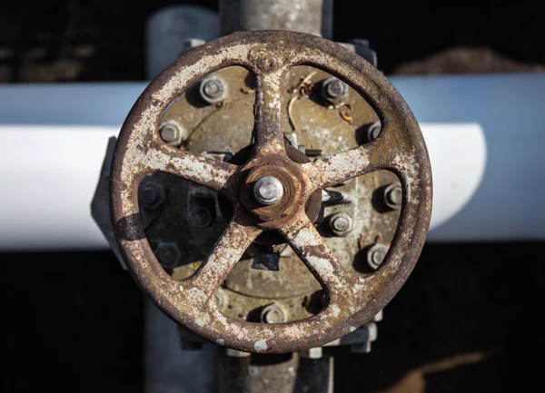 밸브의 오래 된 수동 핸들입니다. 상위 뷰 — 스톡 사진