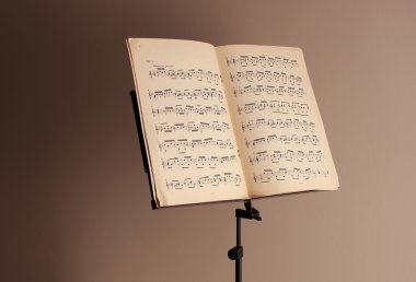 Kahverengi arka planda müzik standı