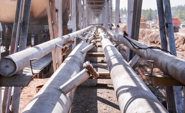 Tubos de aço em uma empresa recentemente industrial — Fotografia de Stock