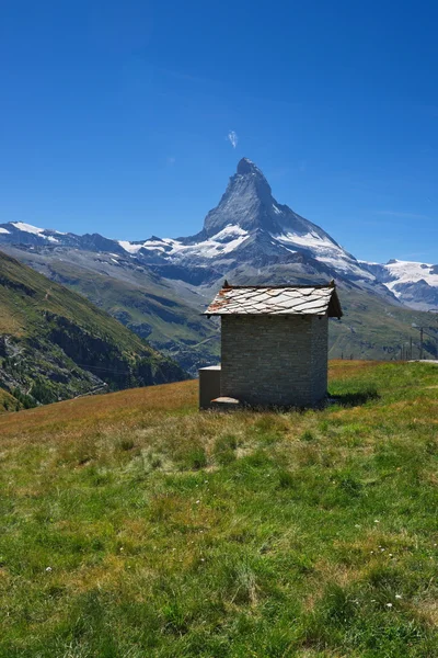 Matterhorn e um galpão — Fotografia de Stock