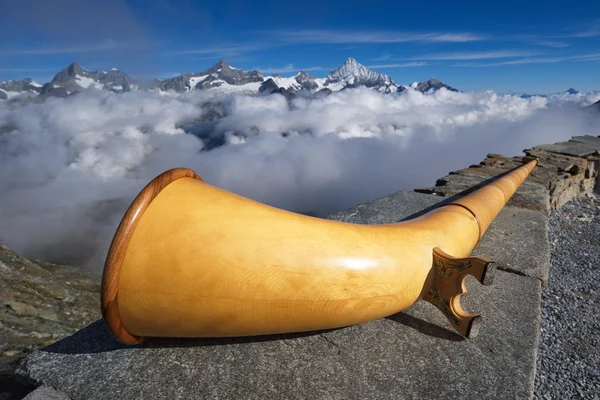 Alpine horn och bergen Stockbild