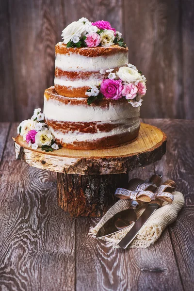 Bolo de casamento no suporte de corte de madeira — Fotografia de Stock