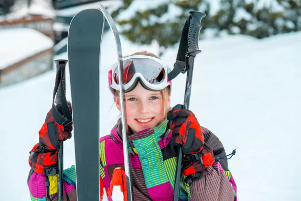 Gelukkig kind met ski 's — Stockfoto