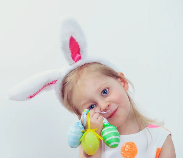 Chica con huevos de Pascua — Foto de Stock