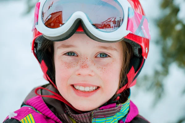 Miúdo de fato de esqui, capacete e óculos — Fotografia de Stock