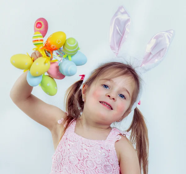 Niño con huevos de Pascua — Foto de Stock