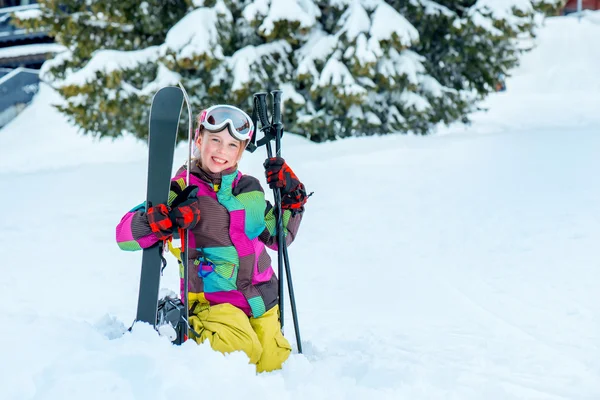 Gelukkig kind met ski 's — Stockfoto