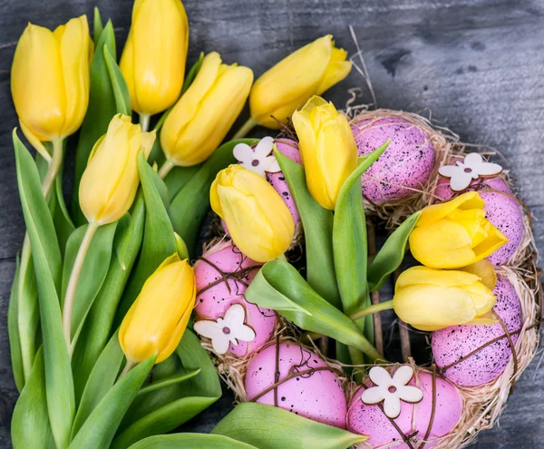 复活节彩蛋和郁金香装饰 — 图库照片