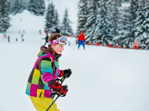 Kid skiën in het skiresort — Stockfoto