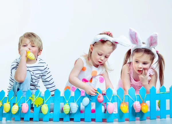 Preschool kinderen met paaseieren — Stockfoto