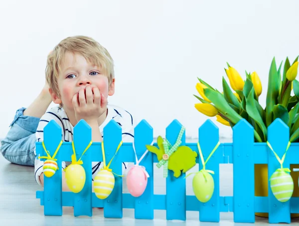 Paskalya dekorasyonu ile küçük çocuk — Stok fotoğraf