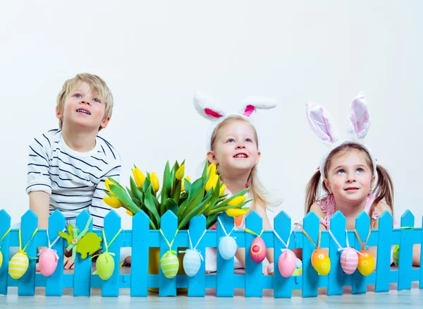 Vorschulkinder mit Ostereiern — Stockfoto