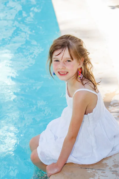 Lachende meisje door een buiten zwembad — Stockfoto