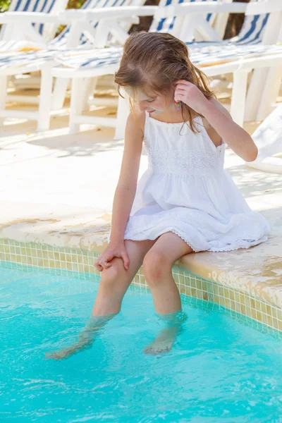 Chica cerca de la piscina al aire libre —  Fotos de Stock