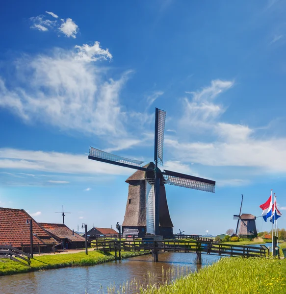 Vieux moulins avec drapeaux néerlandais — Photo