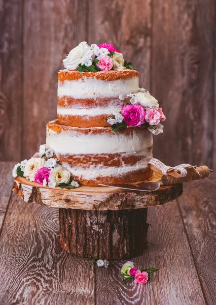 Gâteau sur un support de coupe en bois — Photo