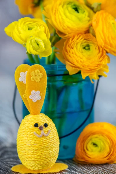 Easter bunny and ranunculus — Stock Photo, Image