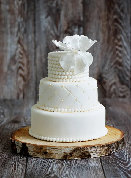 Bolo de casamento coberto com fondant branco — Fotografia de Stock