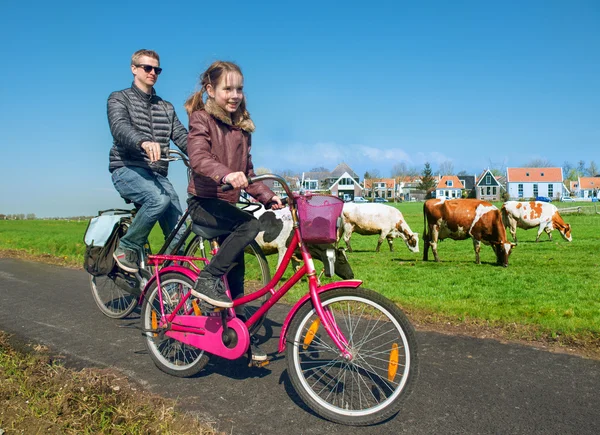 Vader en dochter fietsen door het platteland — Stockfoto