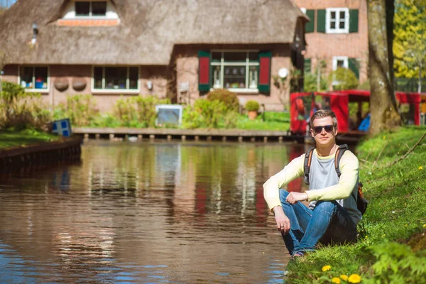 Turista com uma mochila junto ao canal — Fotografia de Stock