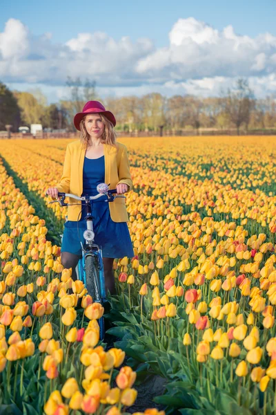 Mujer en bicicleta en un día soleado — Foto de Stock