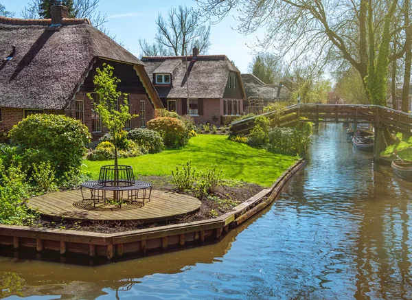 Jaro v městě Giethoorn, Nizozemsko — Stock fotografie