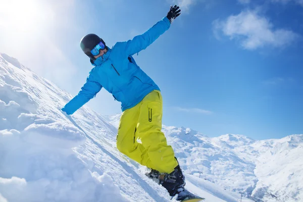 Snowboarder ιππασία μια πλαγιά — Φωτογραφία Αρχείου
