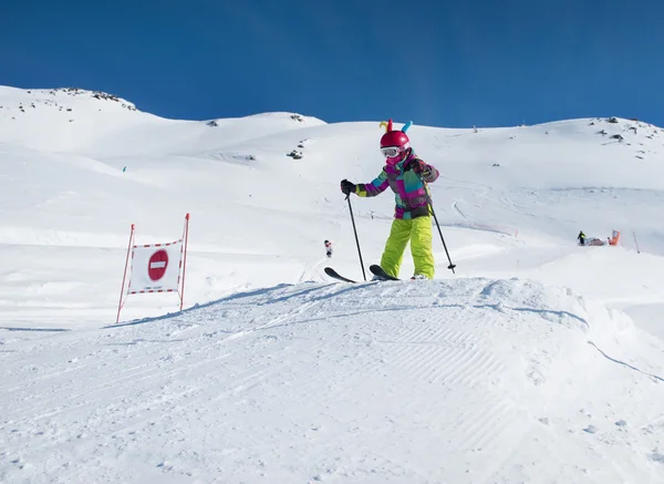 Junge Skifahrerin in den Bergen — Stockfoto