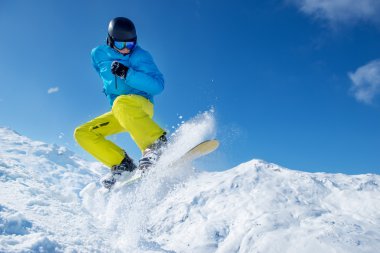 yüksek atlama havada snowboarder 