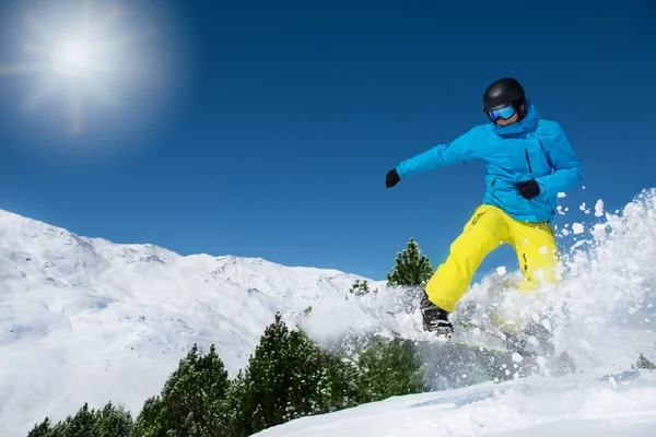 Aktiver Mann im Ski-Outfit — Stockfoto