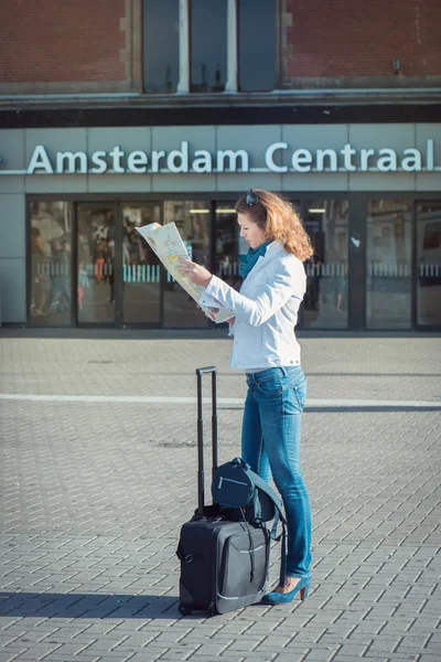 Tourist inl Amsterdam watching the map — Stock Photo, Image