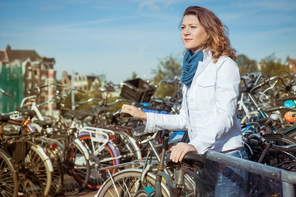 Mulher em um estacionamento de bicicleta em Amsterdã — Fotografia de Stock