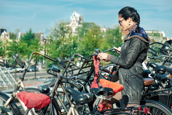 Frau entriegelt ihr Fahrrad — Stockfoto