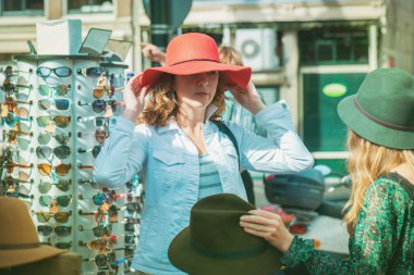 Şapka üzerinde çalışıyor arkadaşlar