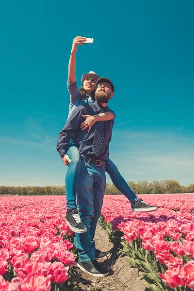 Fare selfie nei campi di tulipani — Foto Stock