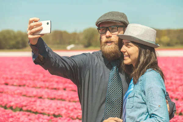 Selfie in campo tulipano — Foto Stock