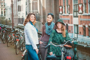 Amsterdam'da bisiklet ile turistler