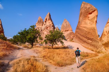 Mağara kayaların arasında hiking backpacker solo