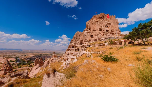 Vista sobre um vale na área da Capadócia e castelo de Uchisar — Fotografia de Stock