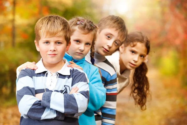 Niños en el parque de otoño — Foto de Stock