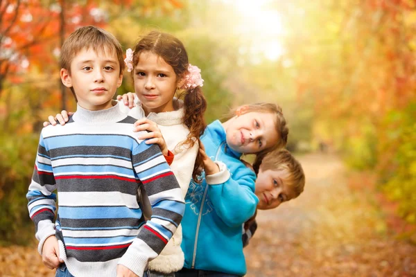 Amigos en un parque de otoño —  Fotos de Stock