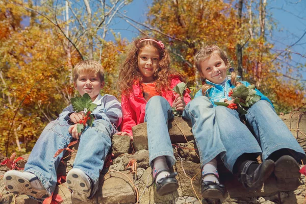 Crianças em um jardim de outono — Fotografia de Stock