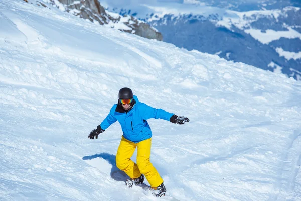 Montar un snowboard — Foto de Stock