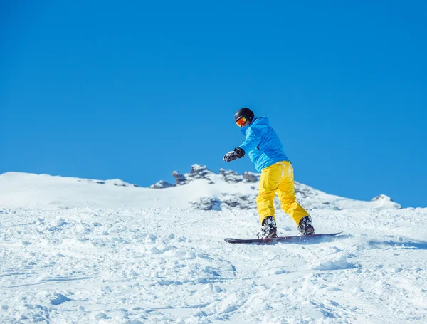 Сноубордист на зимнем курорте — стоковое фото
