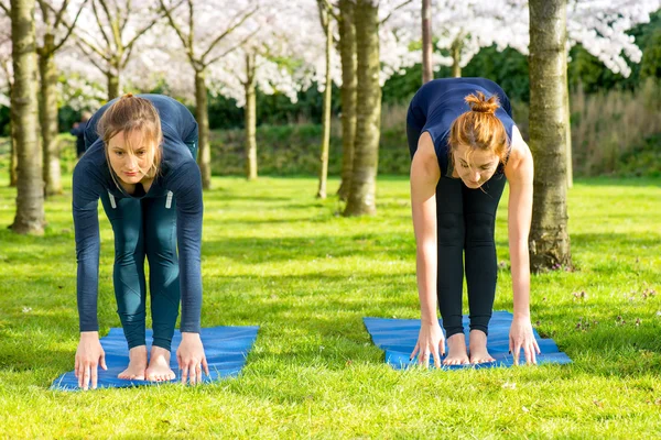 Stretching i utomhus — Stockfoto