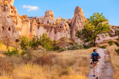 Cappadocia kayalarda mağara boyunca yürüyüş turizm